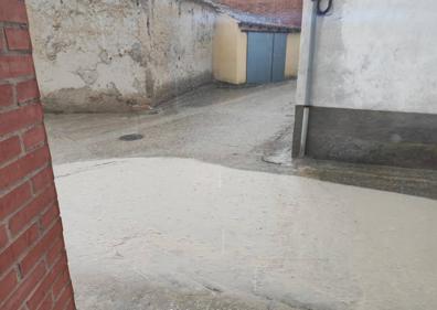 Imagen secundaria 1 - Granizo en los campos de Ataquines y en las calles de Velliza (debajo). A la derecha, un arroyo desbordado en Aguilar de Campos.