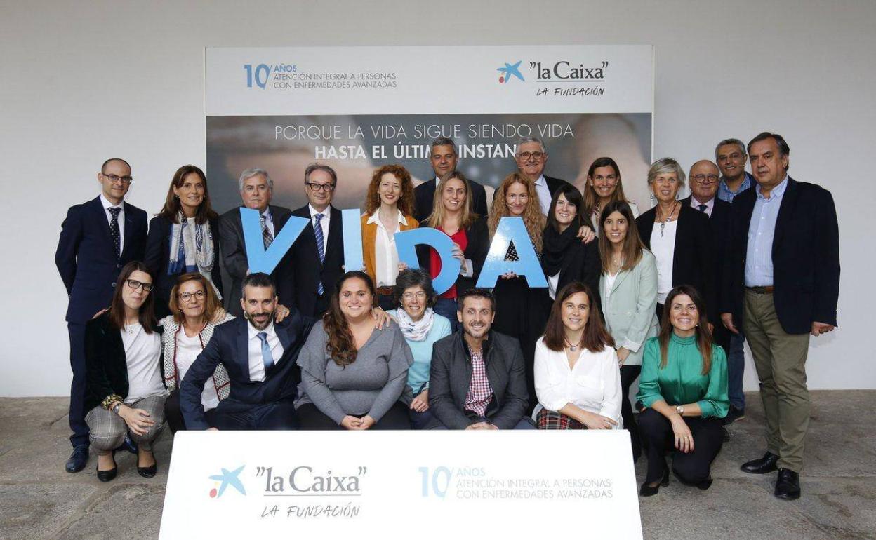 Miembros del EAPS de Castilla y León y responsables del proyecto de la Obra Social La Caixa, durante la celebración del aniversario del programa. 