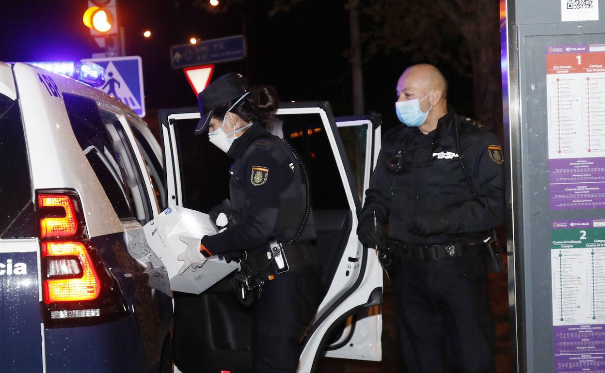 La Policía entrega mascarillas en Palencia.