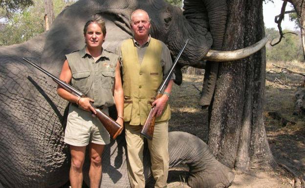 El Rey Juan Carlos posa junto a Jeff Rann, organizador de safaris, tras cazar un elefante en Botsuana