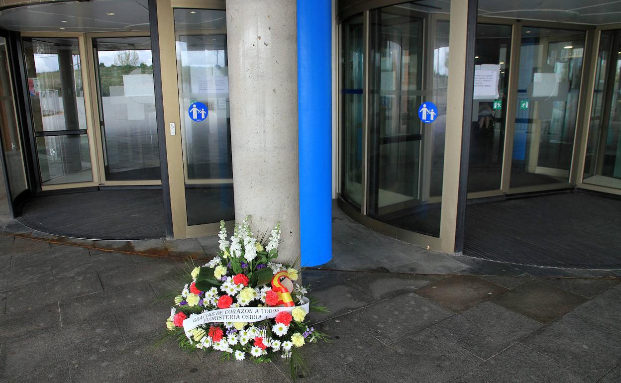 Flores a la entrada del Hospiital General de Segovia en memoria de fallecidos. 