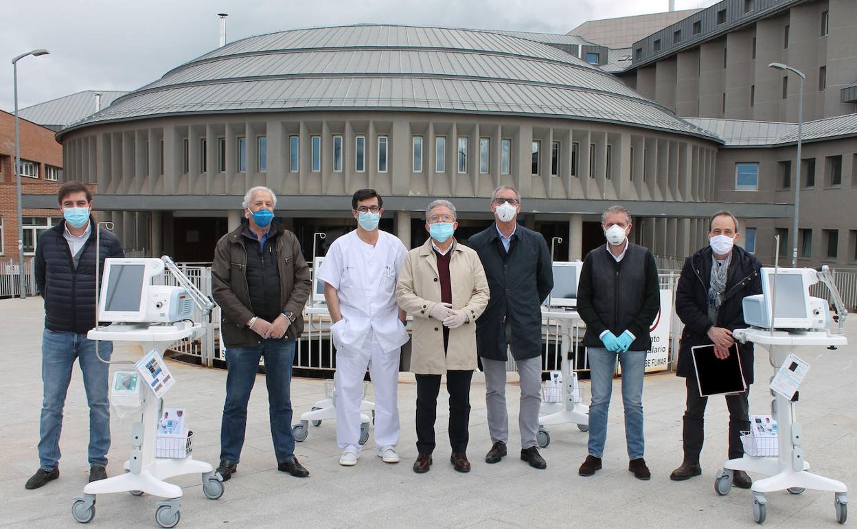 Representantes de la Fes, la Cámara, de la Gerencia de Asistencia Sanitaria y de la Junta, en la entrega de los cuatro respiradores para el Hospital General. 
