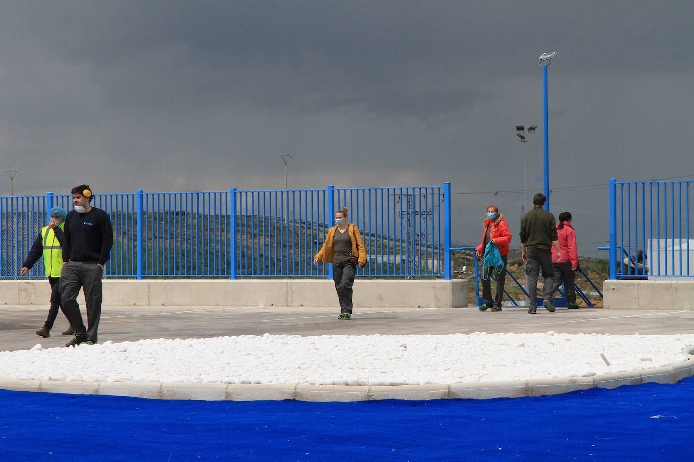Medición de temperatura a una trabajadora en la empresa Drylock. 