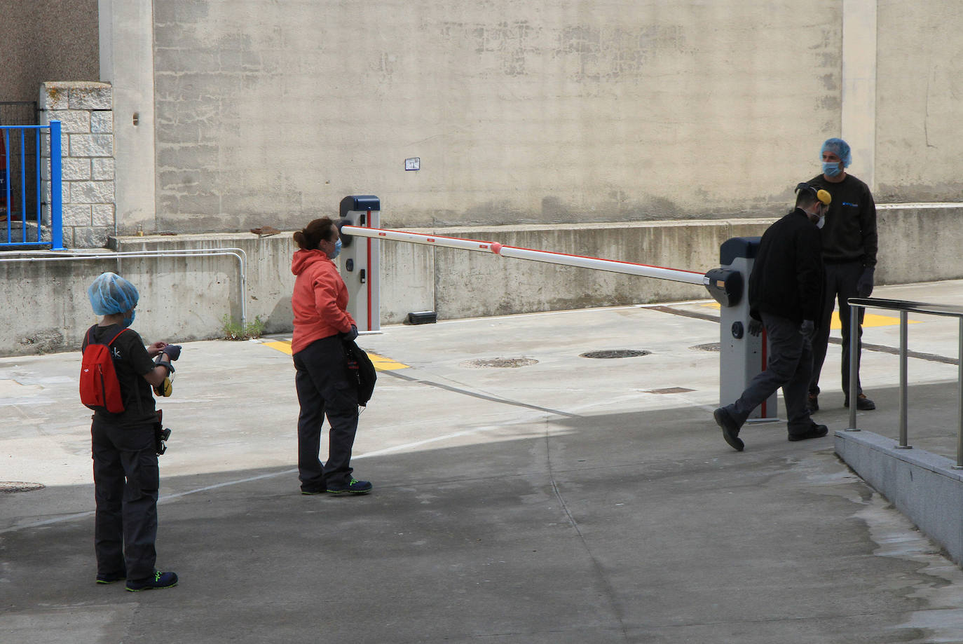 Medición de temperatura a una trabajadora en la empresa Drylock. 