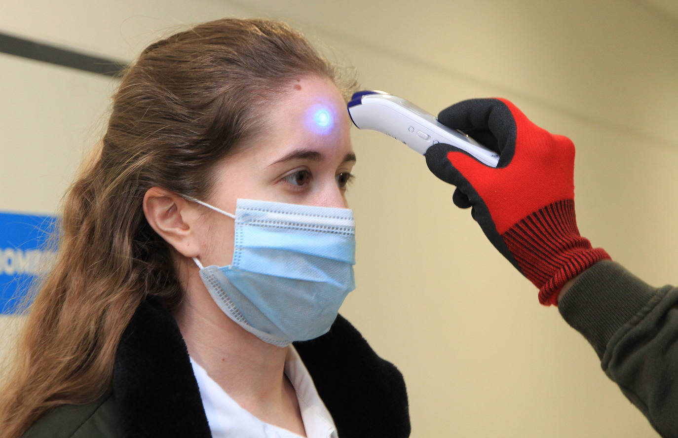 Medición de temperatura a una trabajadora en la empresa Drylock. 