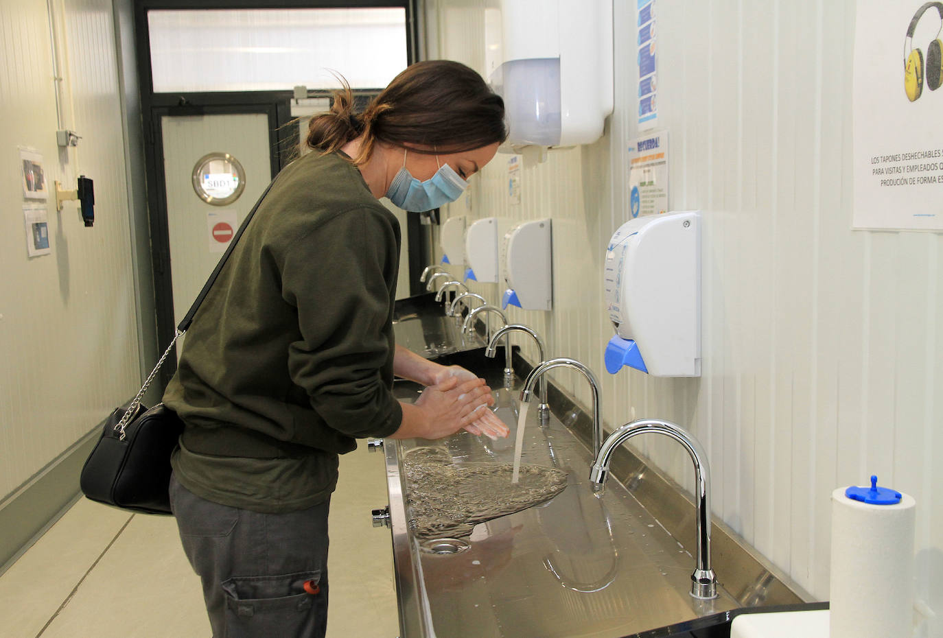 Medición de temperatura a una trabajadora en la empresa Drylock. 