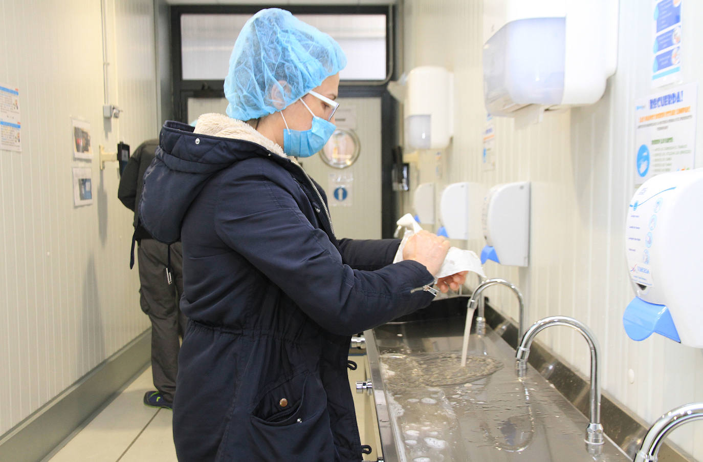 Medición de temperatura a una trabajadora en la empresa Drylock. 