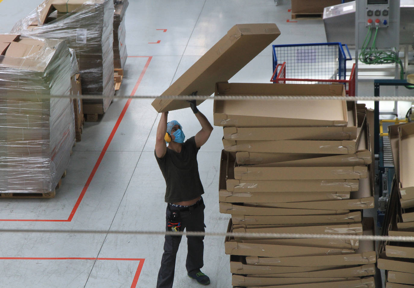 Medición de temperatura a una trabajadora en la empresa Drylock. 