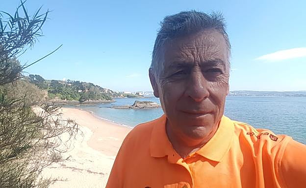 Miguel Ángel Ortega, entrenador del CB Avenida, ayer en su casa junto a la Playa de Mera en Oleiros de La Coruña. 