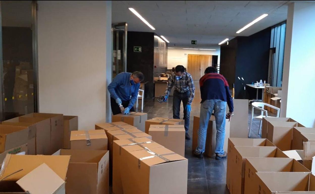 Personal de la Junta, con las cajas con materiales sanitarios para Salamanca.