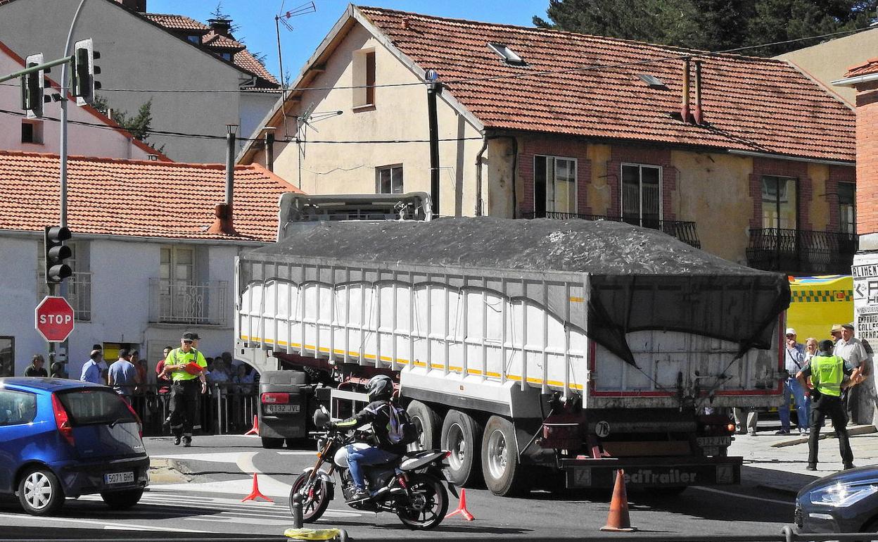 La Guardia Civil trabaja en el lugar donde se produjo un accidente mortal en la travesía. 