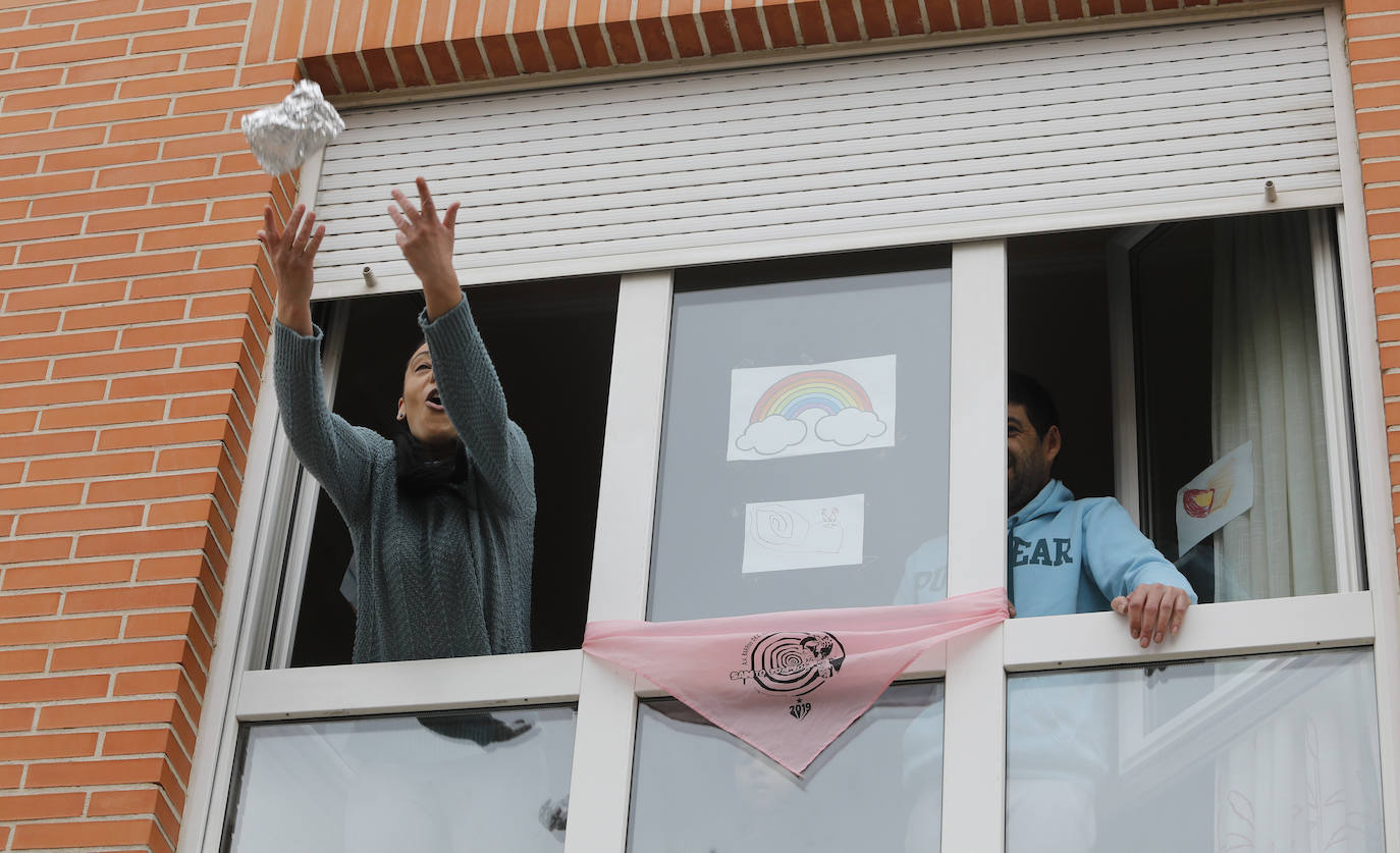 Vecinos del Cristo con sus balcones decorados por Santo Toribio.