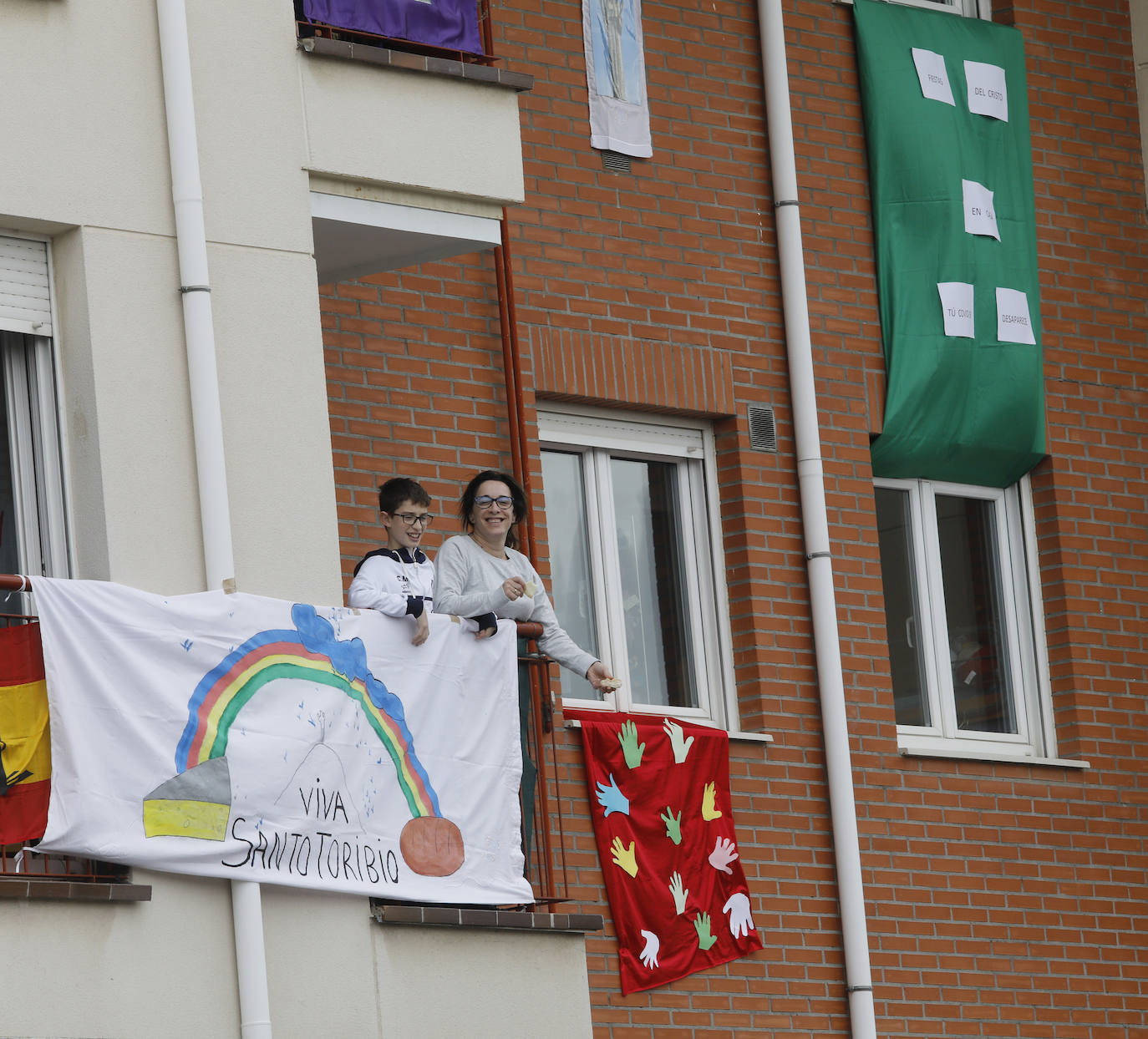 Vecinos del Cristo con sus balcones decorados por Santo Toribio.