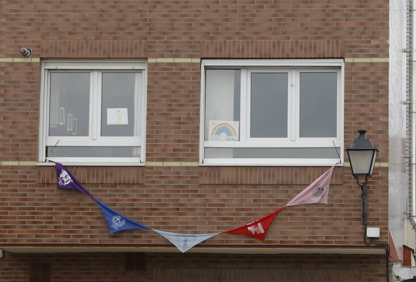 Vecinos del Cristo con sus balcones decorados por Santo Toribio.