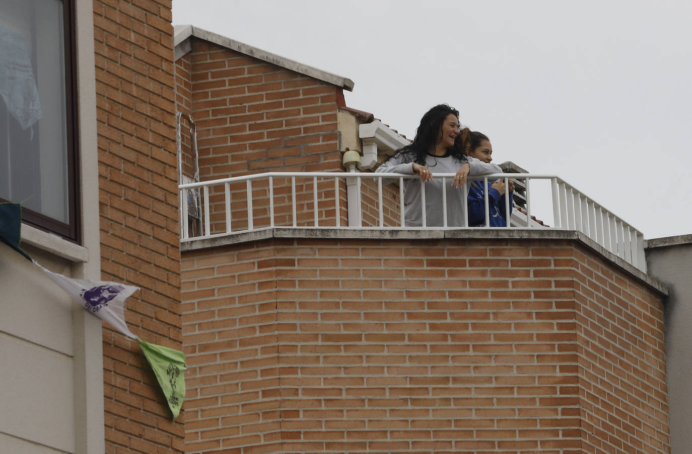 Vecinos del Cristo con sus balcones decorados por Santo Toribio.