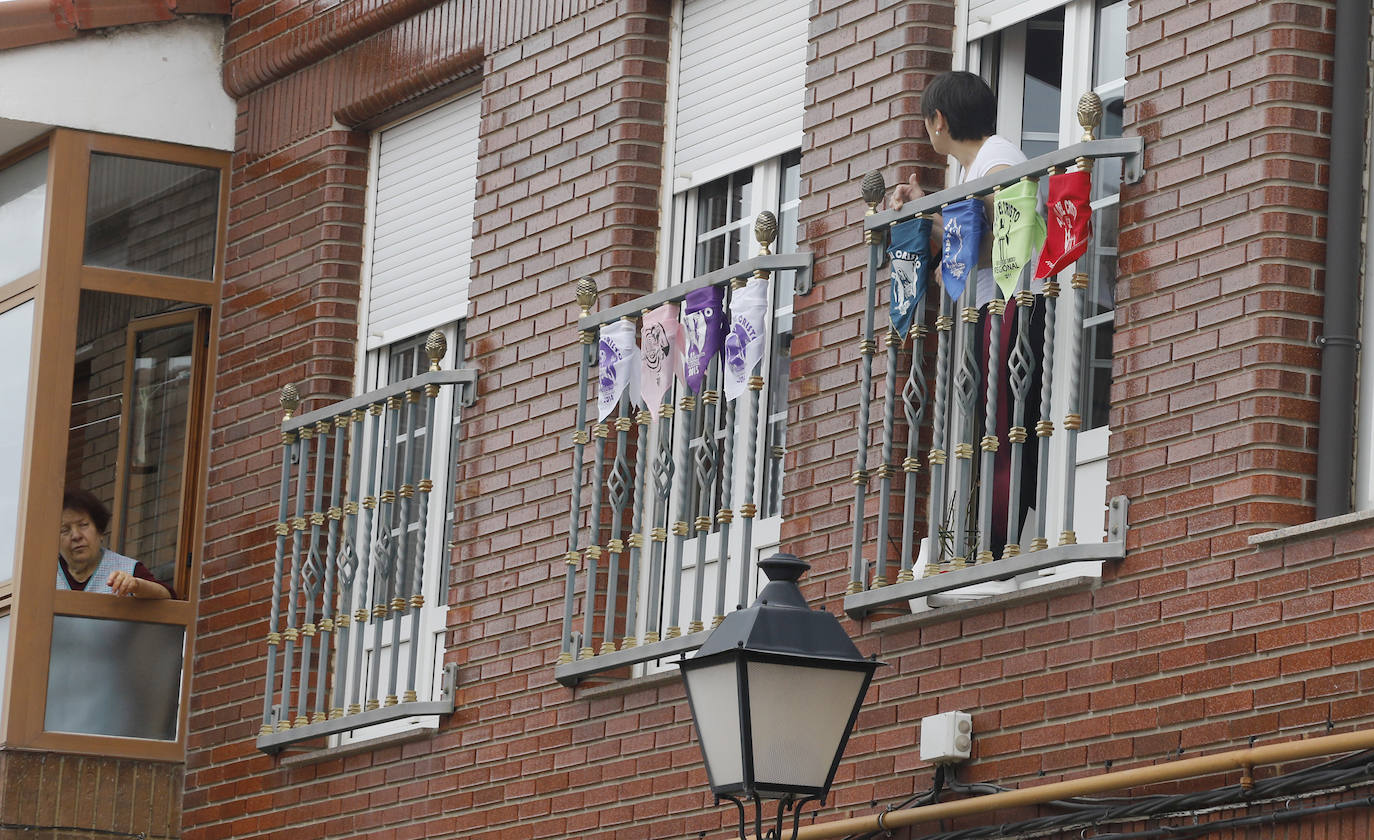 Vecinos del Cristo con sus balcones decorados por Santo Toribio.
