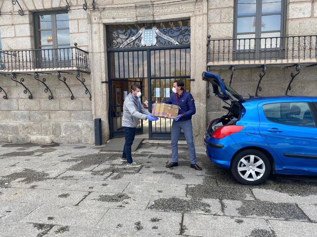 El alcalde de Medina del Campo las carga en un coche.