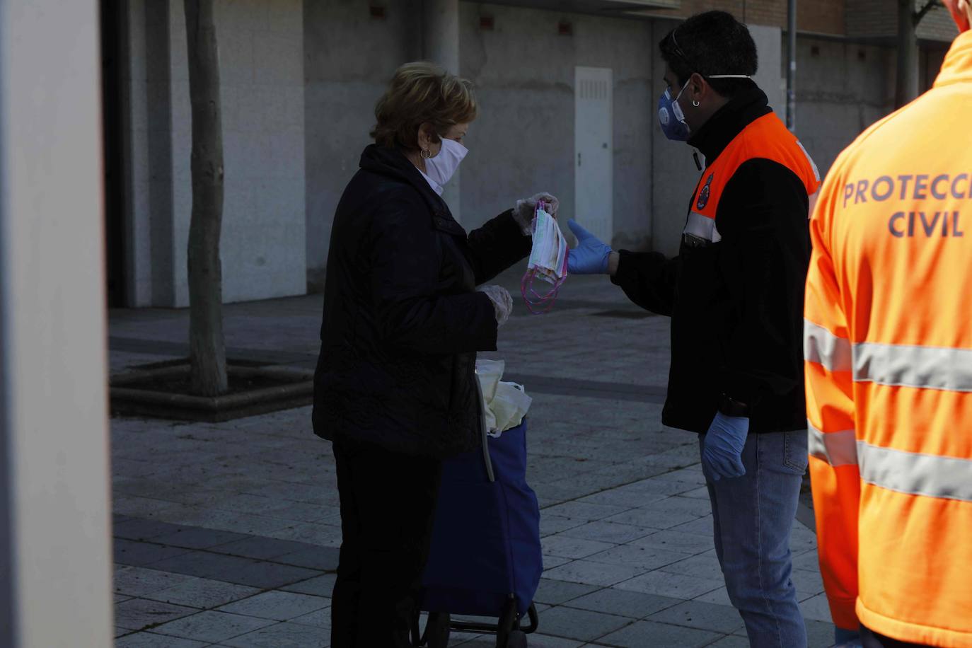 Miembros de Protección Civil entregando la protección en Peñafiel.