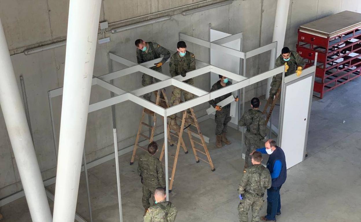 Militares del Mando de Ingenieros de Salamanca, durante el montaje del hospital en el pabellón deporitvo de Sabadell.