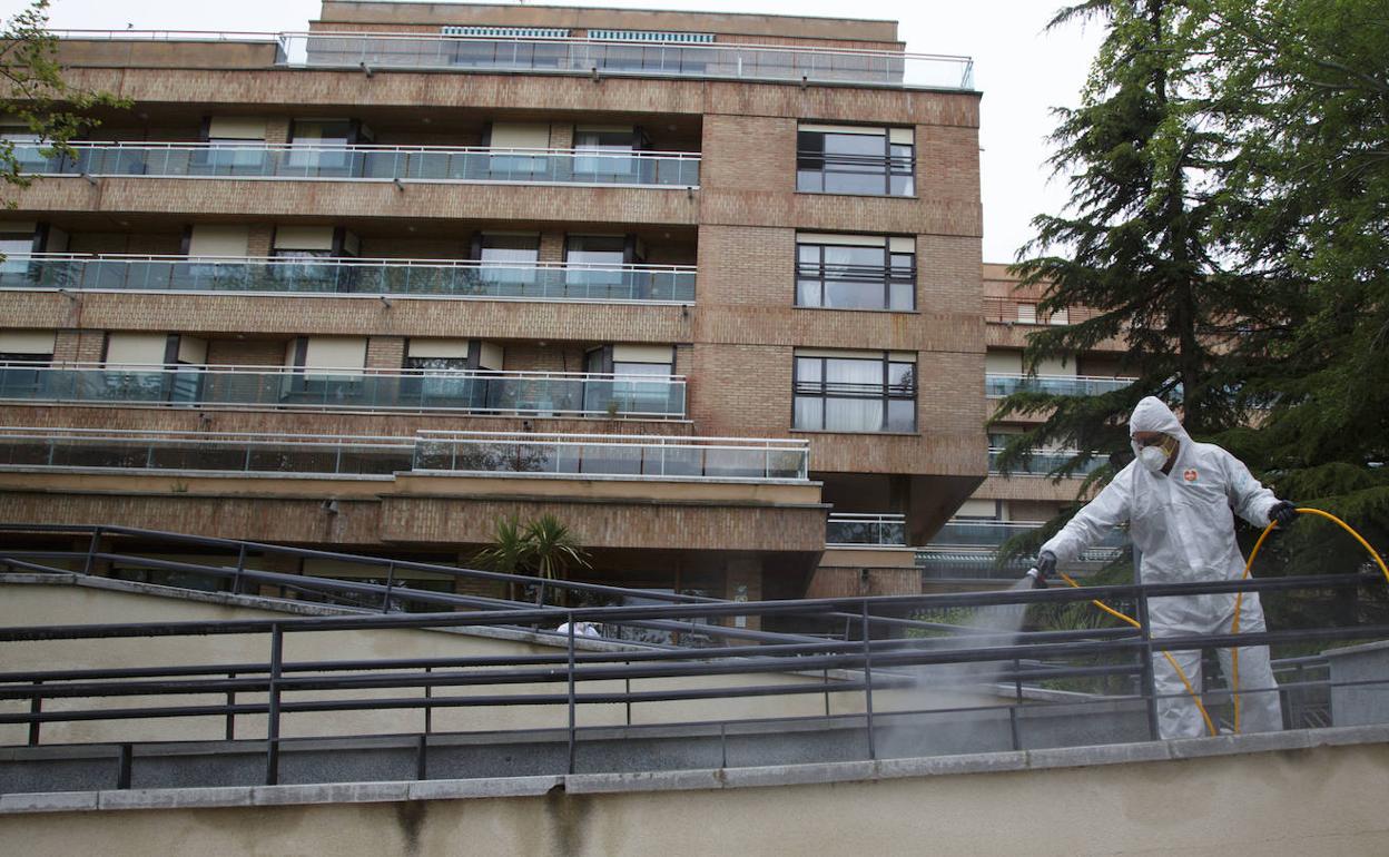 Una unidad militar del Ejército de Tierra desinfecta la residencia Cardenal Marcelo. 