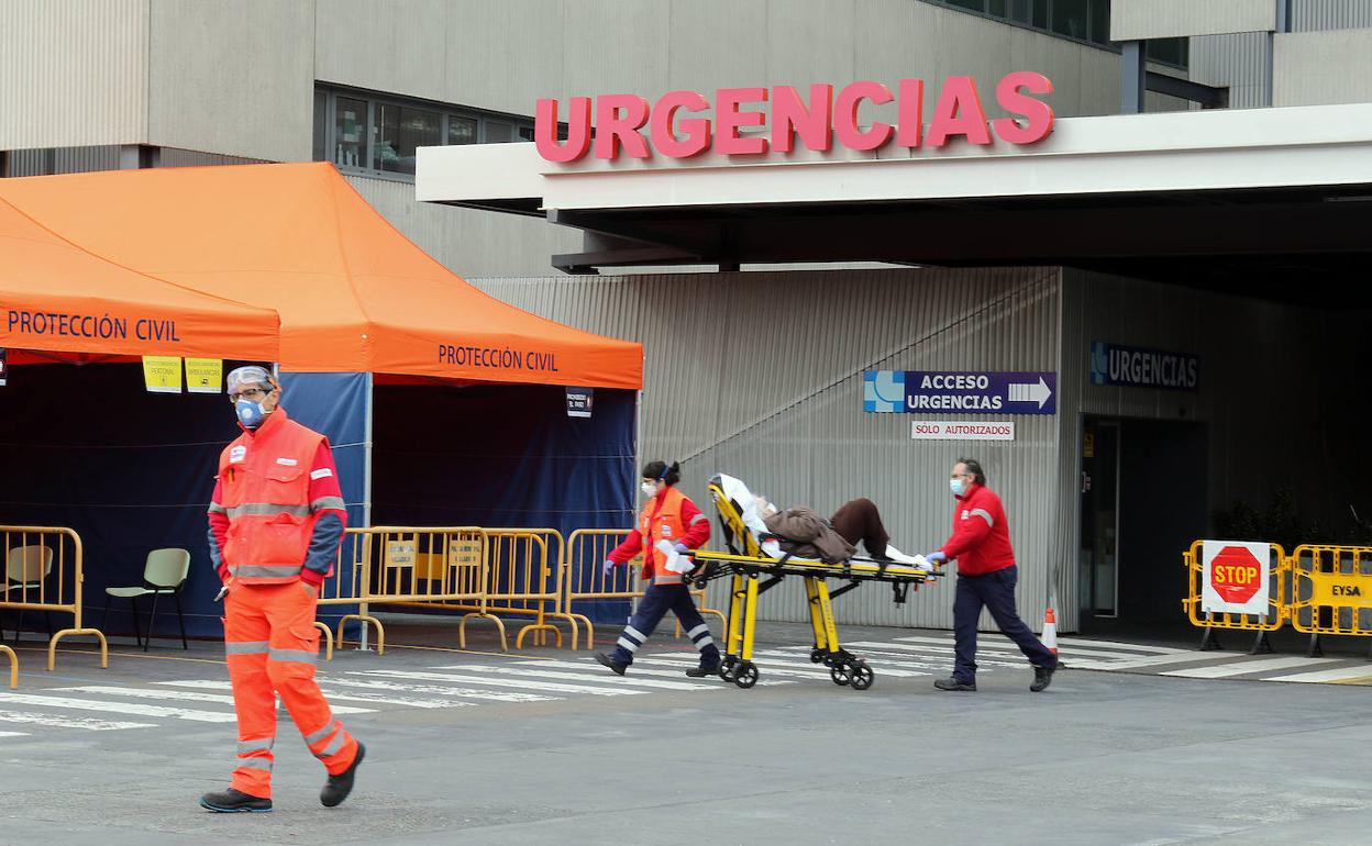 Servicio de Campaña en Urgencias para el triaje en el Hospital Clínico. 