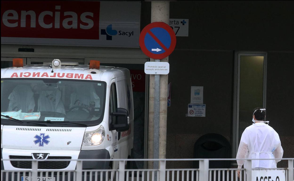 Ambulancia a la entrada de la unidad de urgencias del Hospital General de Segovia. 