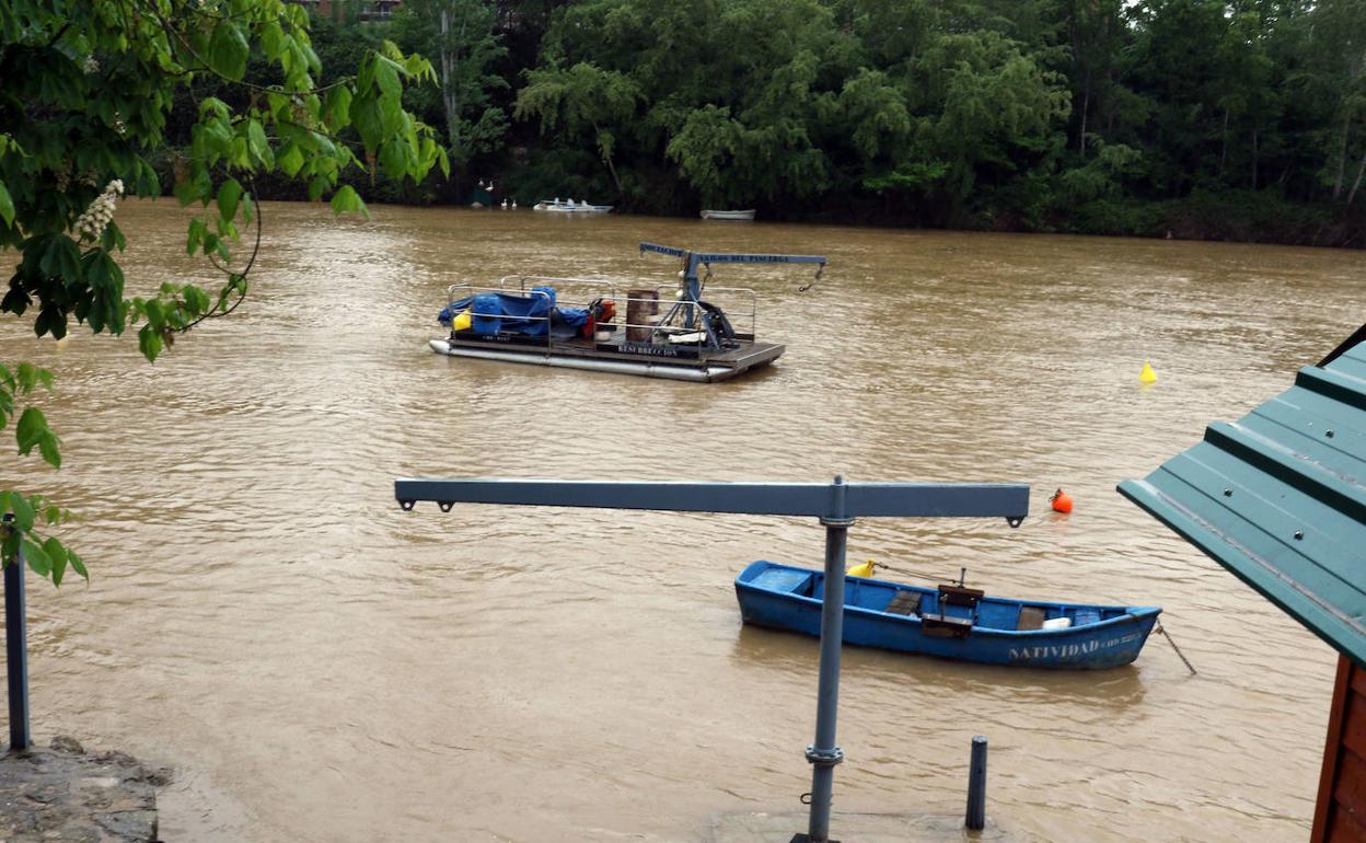 El Pisuerga anegó los paseos inferiores entre la playa y el puete de Poniente.