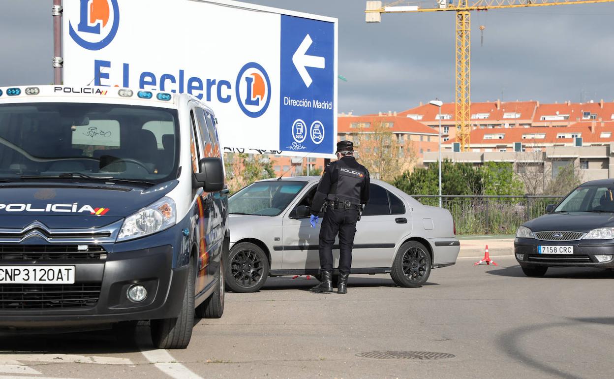 Control de la Policía Nacional en la ciudad de Salamanca.