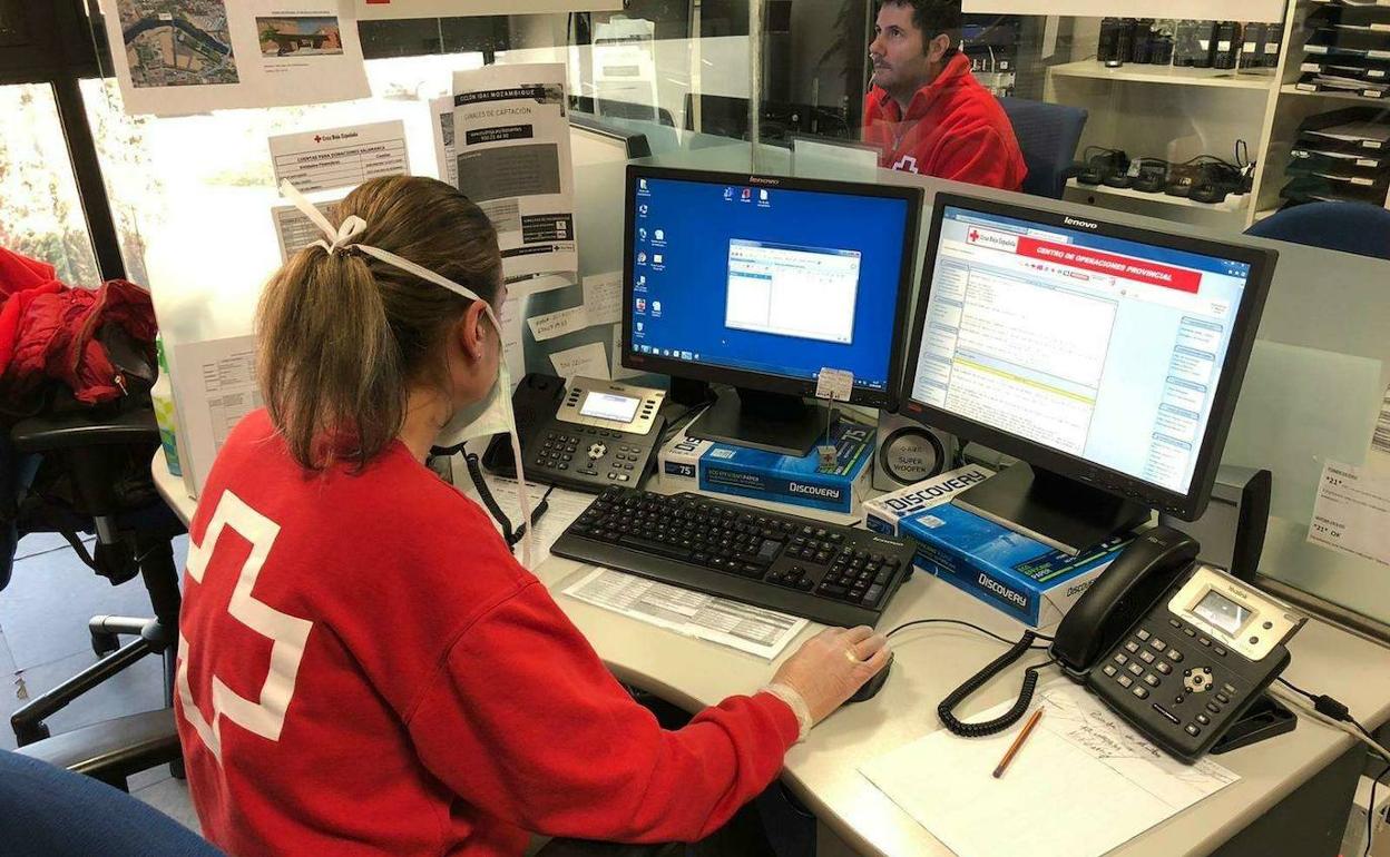 Una psicóloga de Cruz Roja atiende el teléfono. 