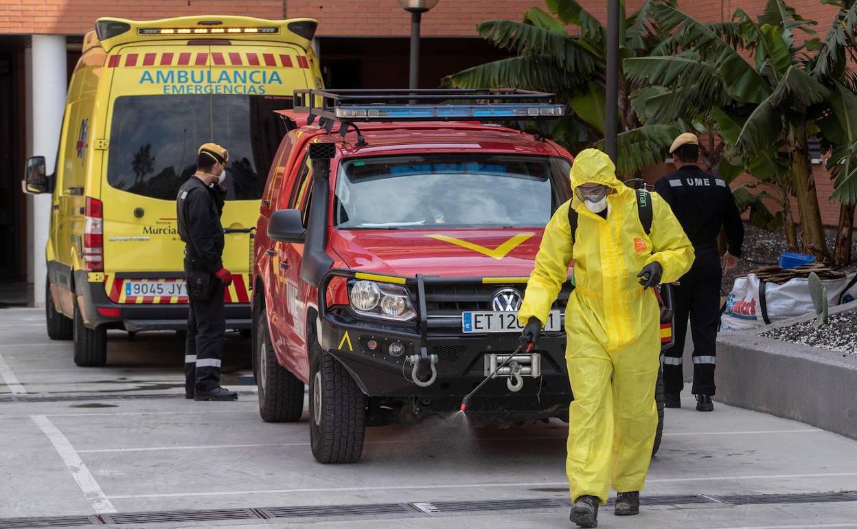 Miembros de la UME desinfectan una calle.