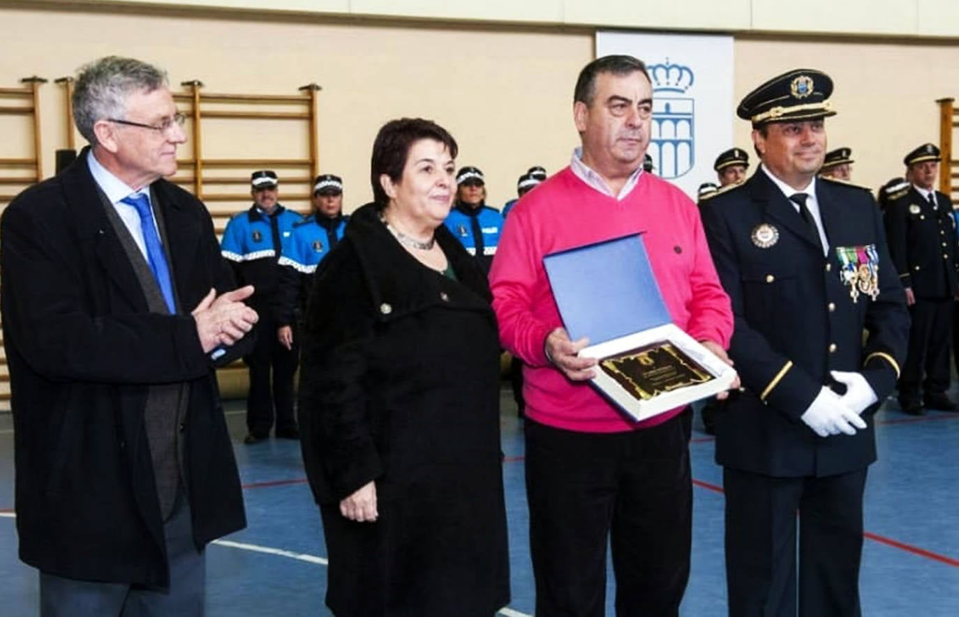 El coche fúnebre, escoltado por vehículos de la Policía Local de Segovia.