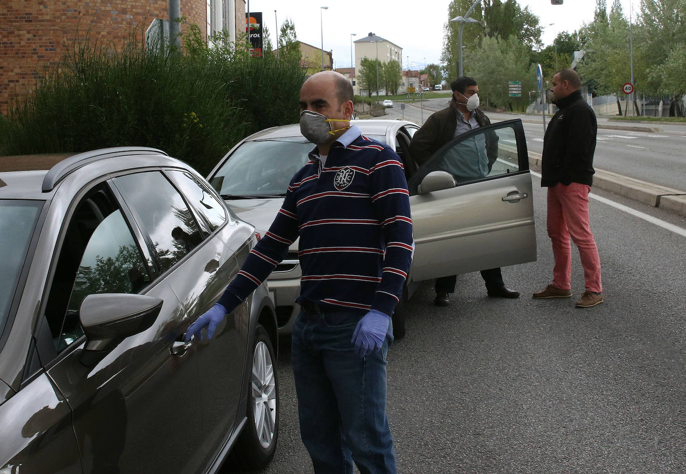 El coche fúnebre, escoltado por vehículos de la Policía Local de Segovia.