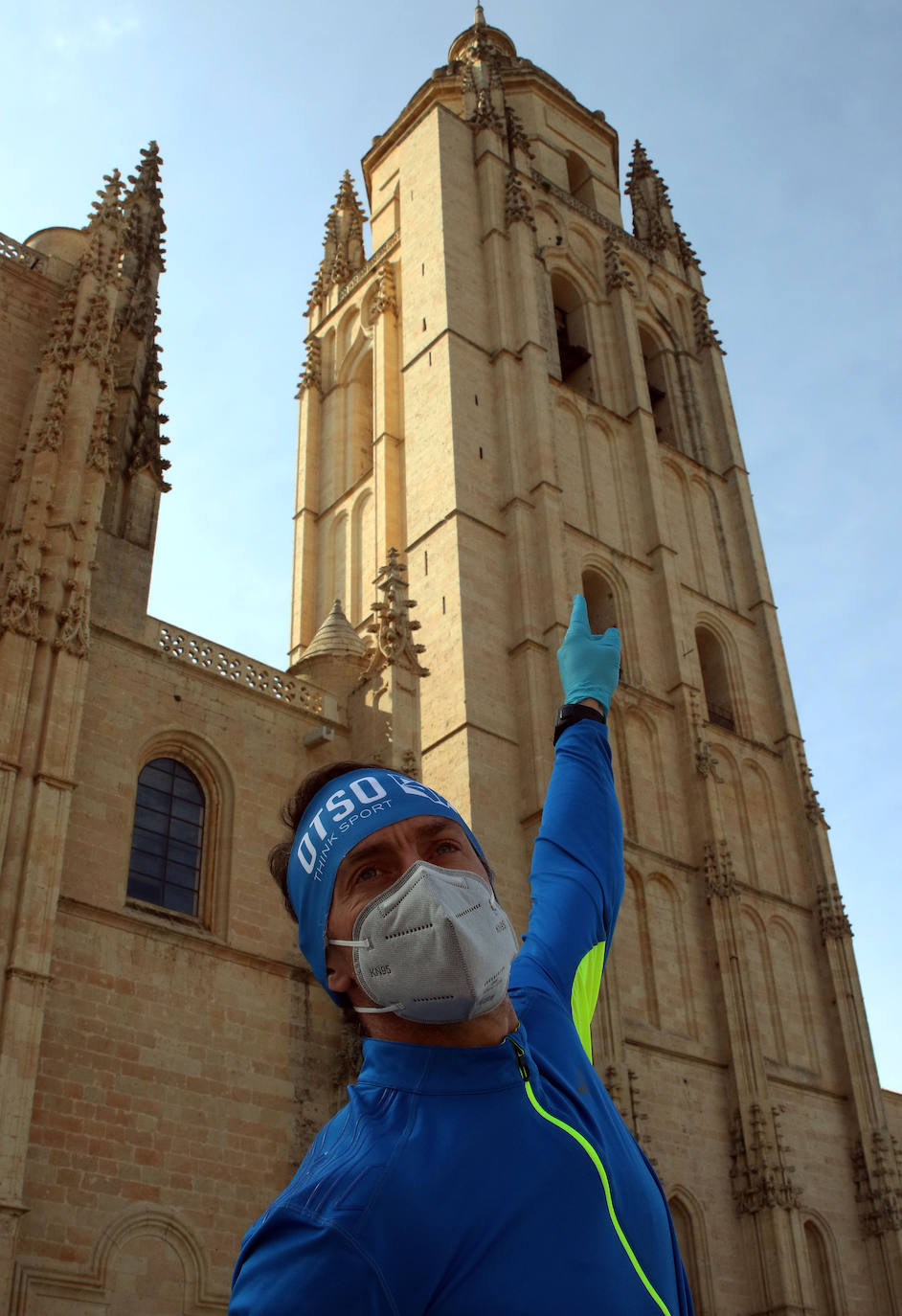 Luis Alonso, durante su reto en la Catedral de Segovia.