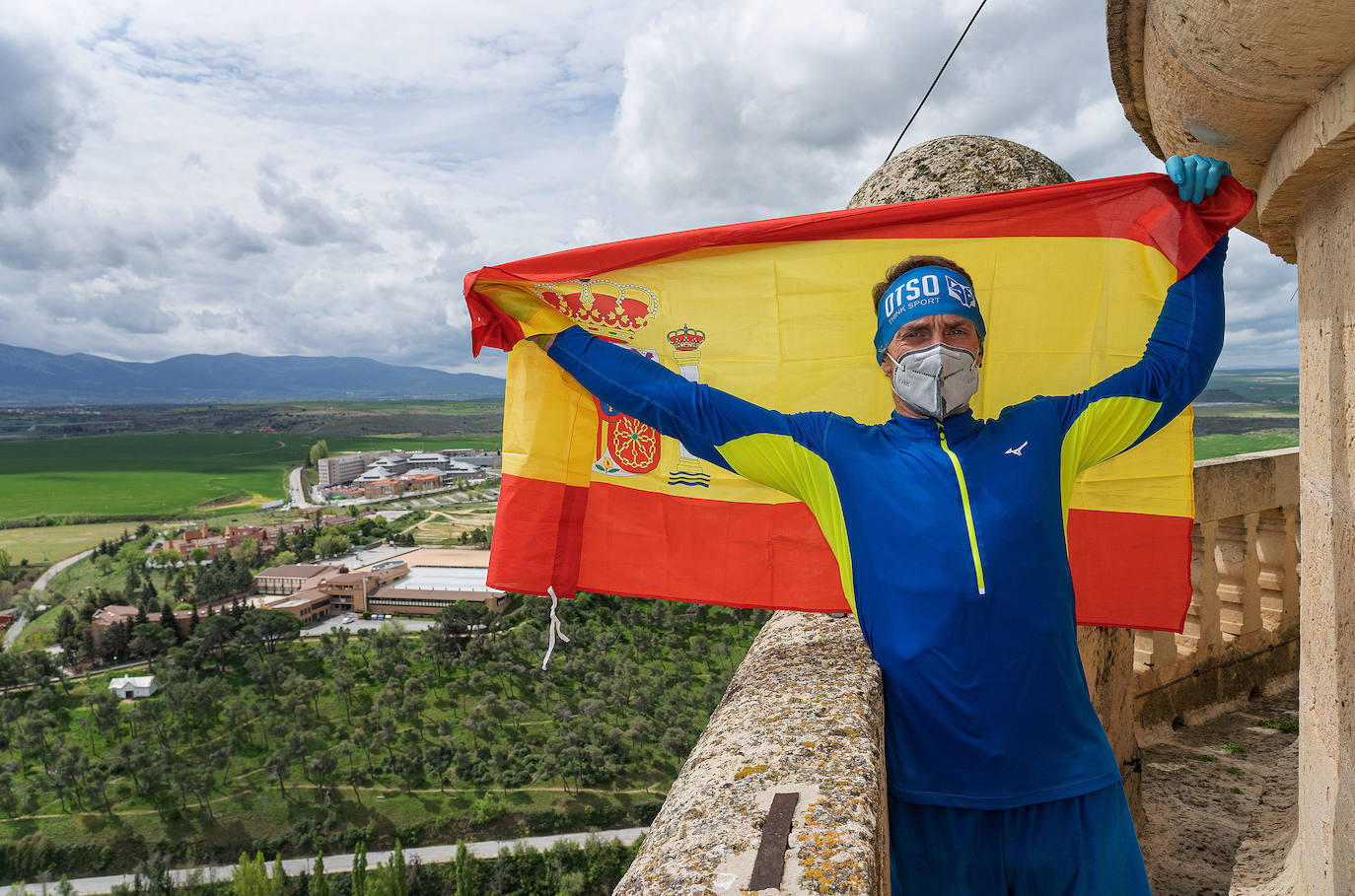 Luis Alonso, durante su reto en la Catedral de Segovia.
