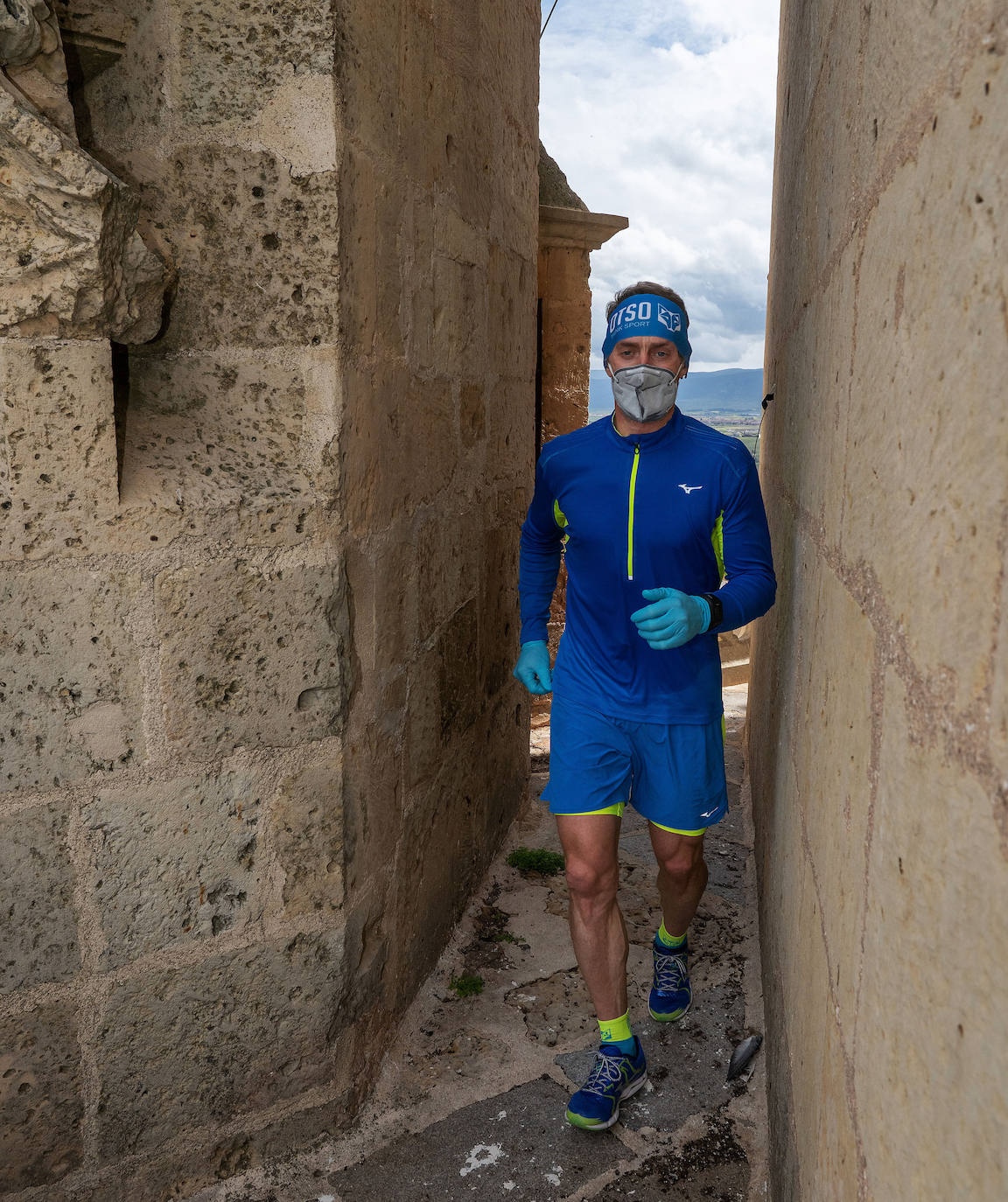 Luis Alonso, durante su reto en la Catedral de Segovia.