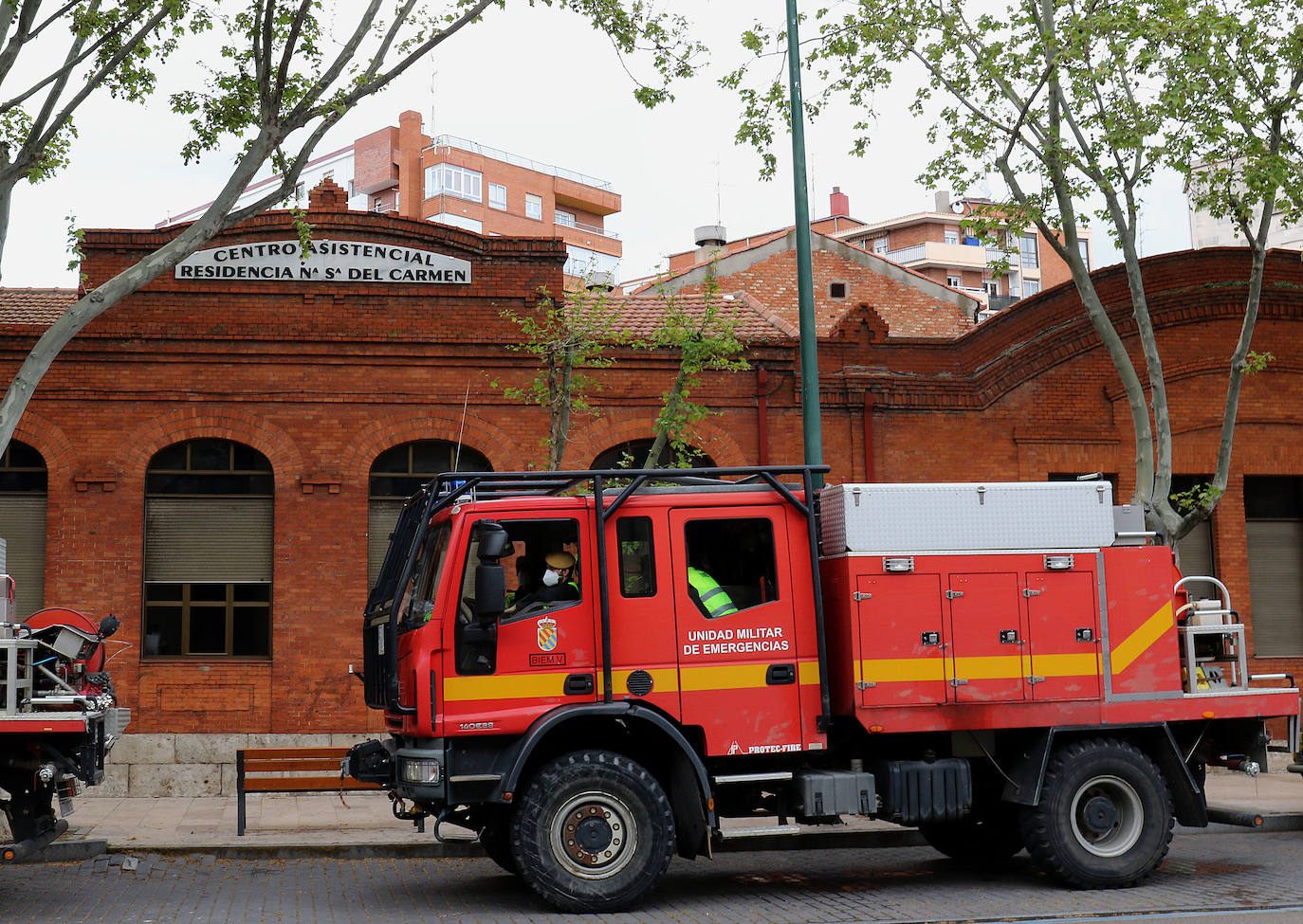 Fotos: La UME desinfecta las residencias de ancianos El Castillo y Nuestra Señora de El Carmen en Cabezón de Pisuerga y Valladolid capital