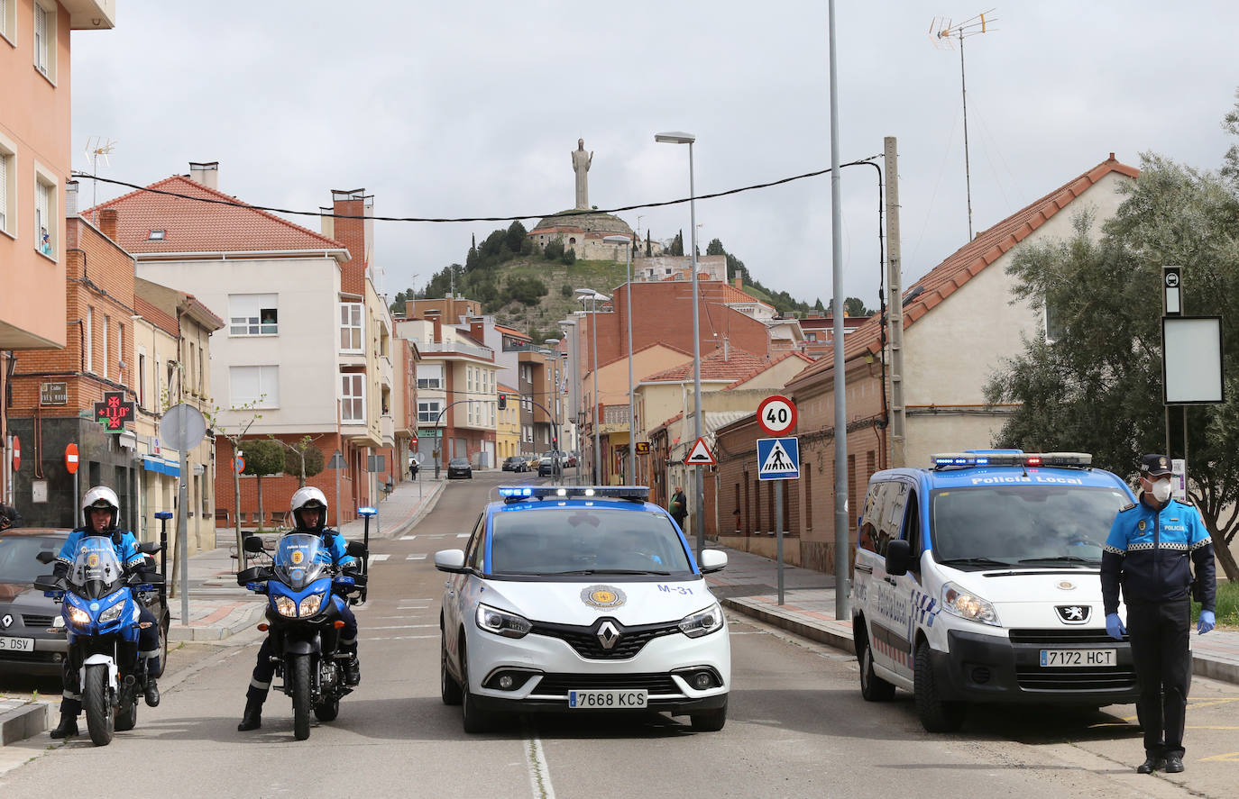 Los vecinos del Cristo vivieron la fiesta en sus balcones tras el desfile de la Policía Local. 