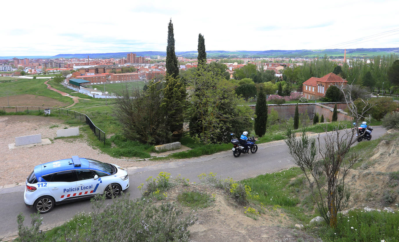 Los vecinos del Cristo vivieron la fiesta en sus balcones tras el desfile de la Policía Local. 