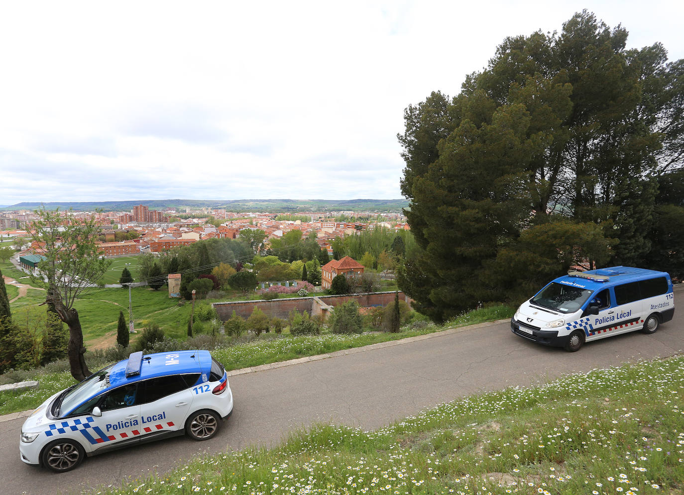 Los vecinos del Cristo vivieron la fiesta en sus balcones tras el desfile de la Policía Local. 