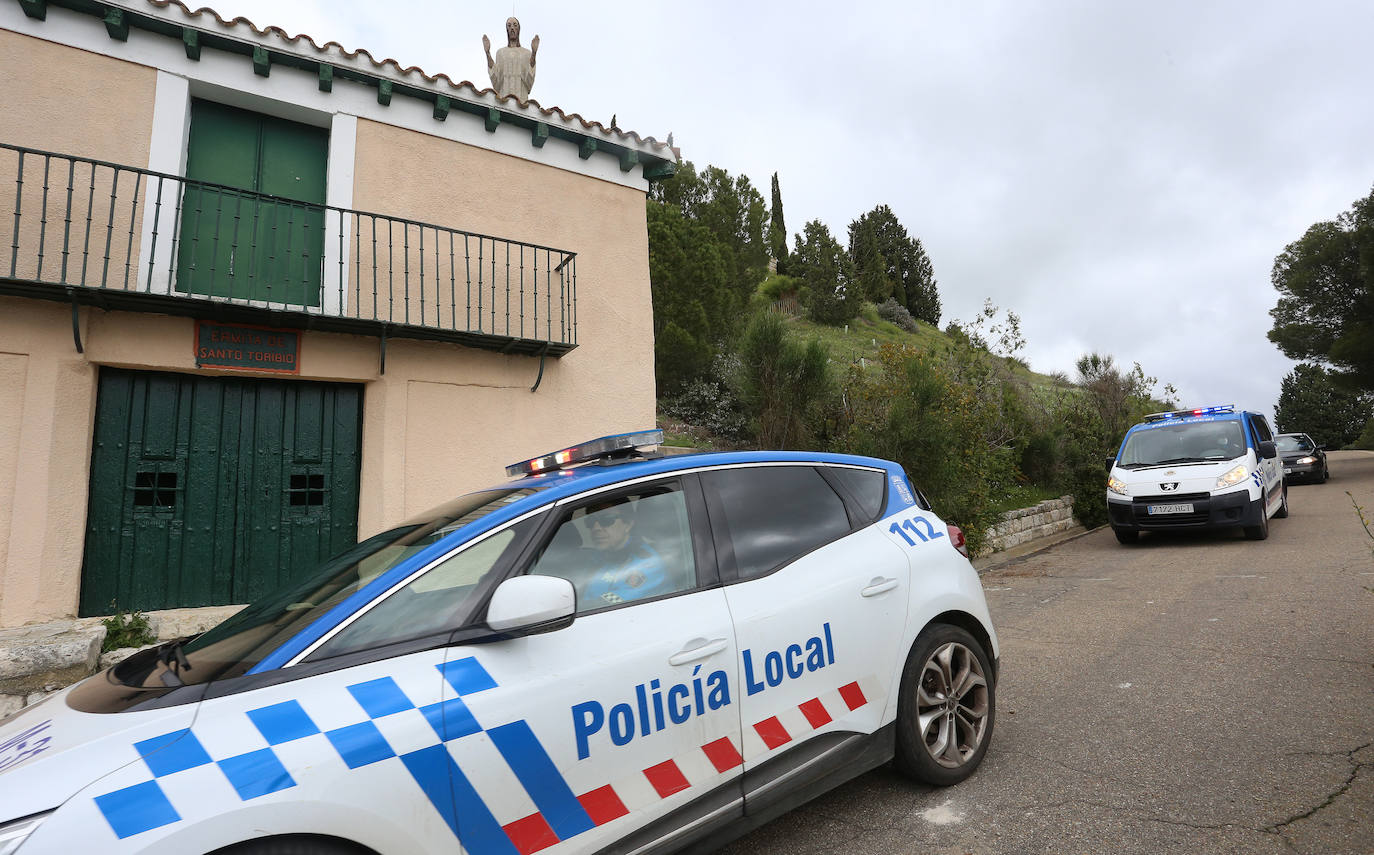 Los vecinos del Cristo vivieron la fiesta en sus balcones tras el desfile de la Policía Local. 