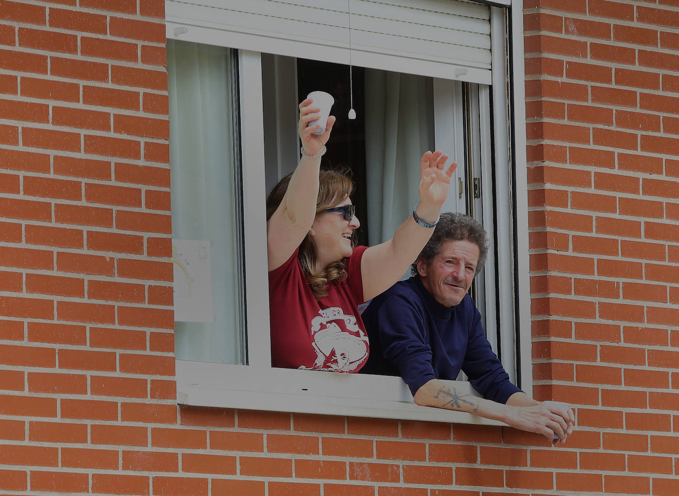 Los vecinos del Cristo vivieron la fiesta en sus balcones tras el desfile de la Policía Local. 