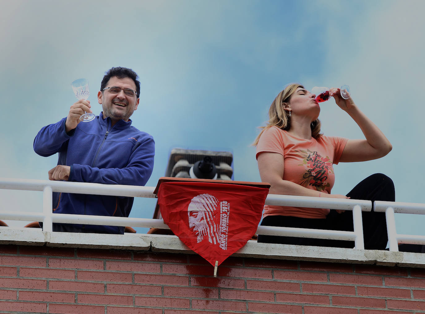 Los vecinos del Cristo vivieron la fiesta en sus balcones tras el desfile de la Policía Local. 