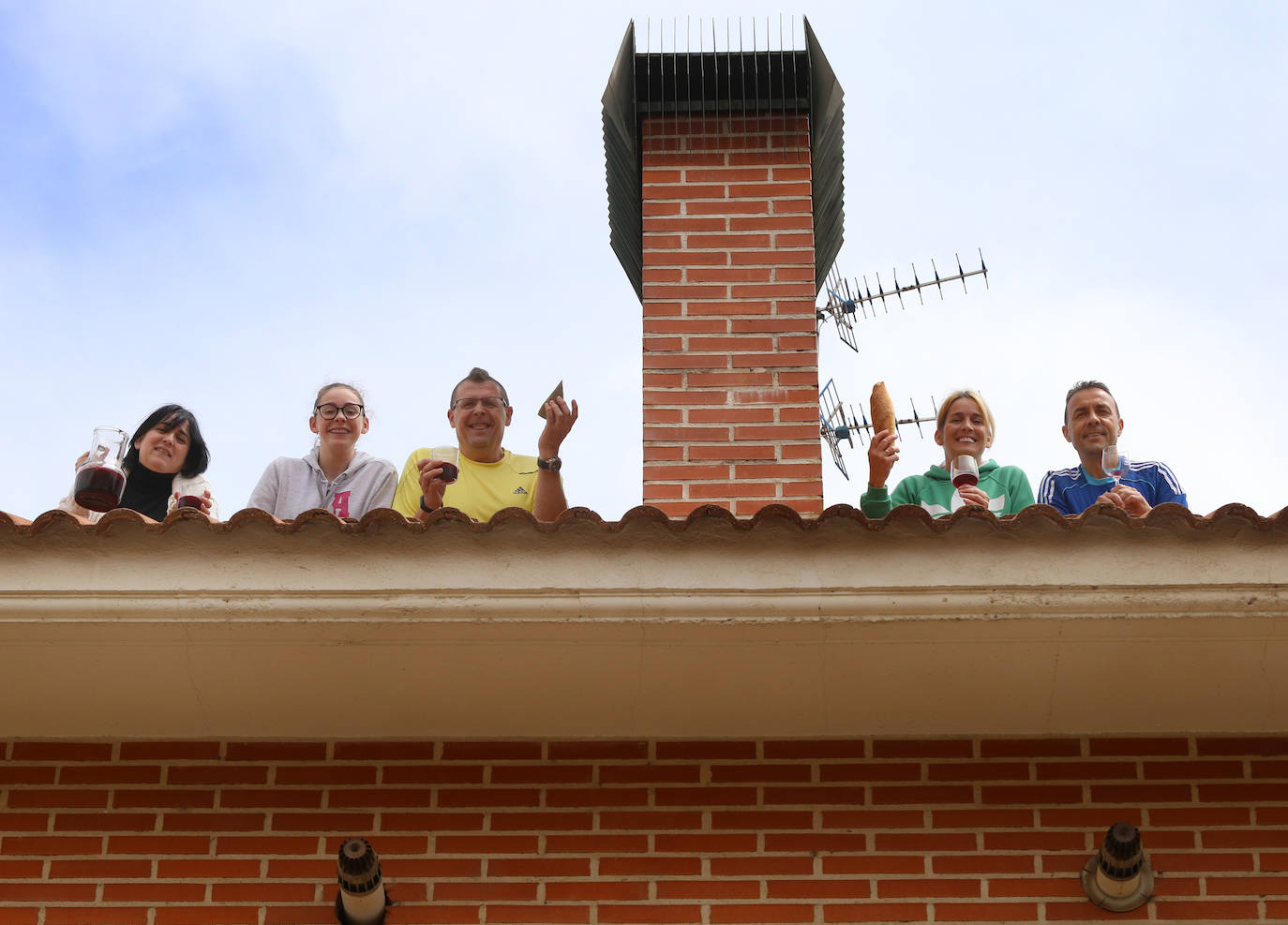 Los vecinos del Cristo vivieron la fiesta en sus balcones tras el desfile de la Policía Local. 