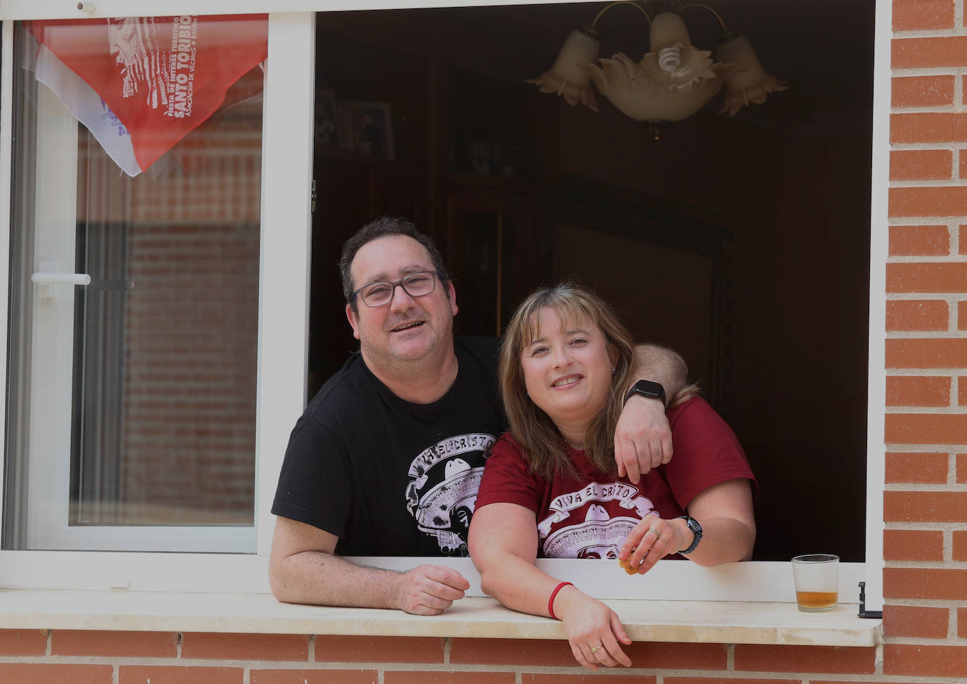 Los vecinos del Cristo vivieron la fiesta en sus balcones tras el desfile de la Policía Local. 