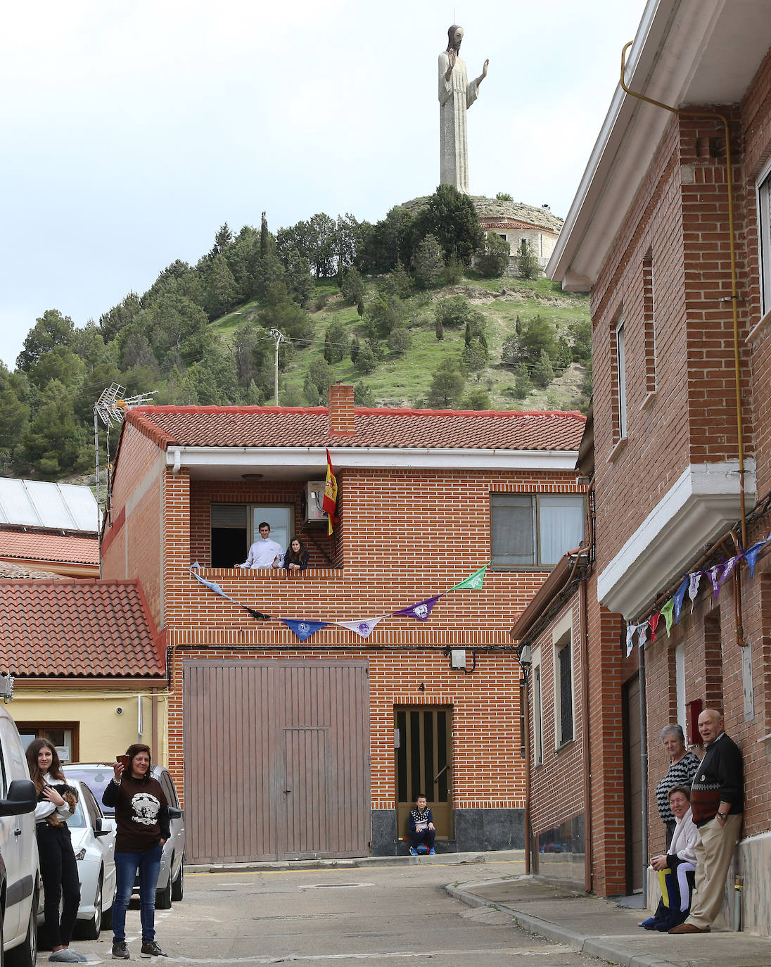 Los vecinos del Cristo vivieron la fiesta en sus balcones tras el desfile de la Policía Local. 