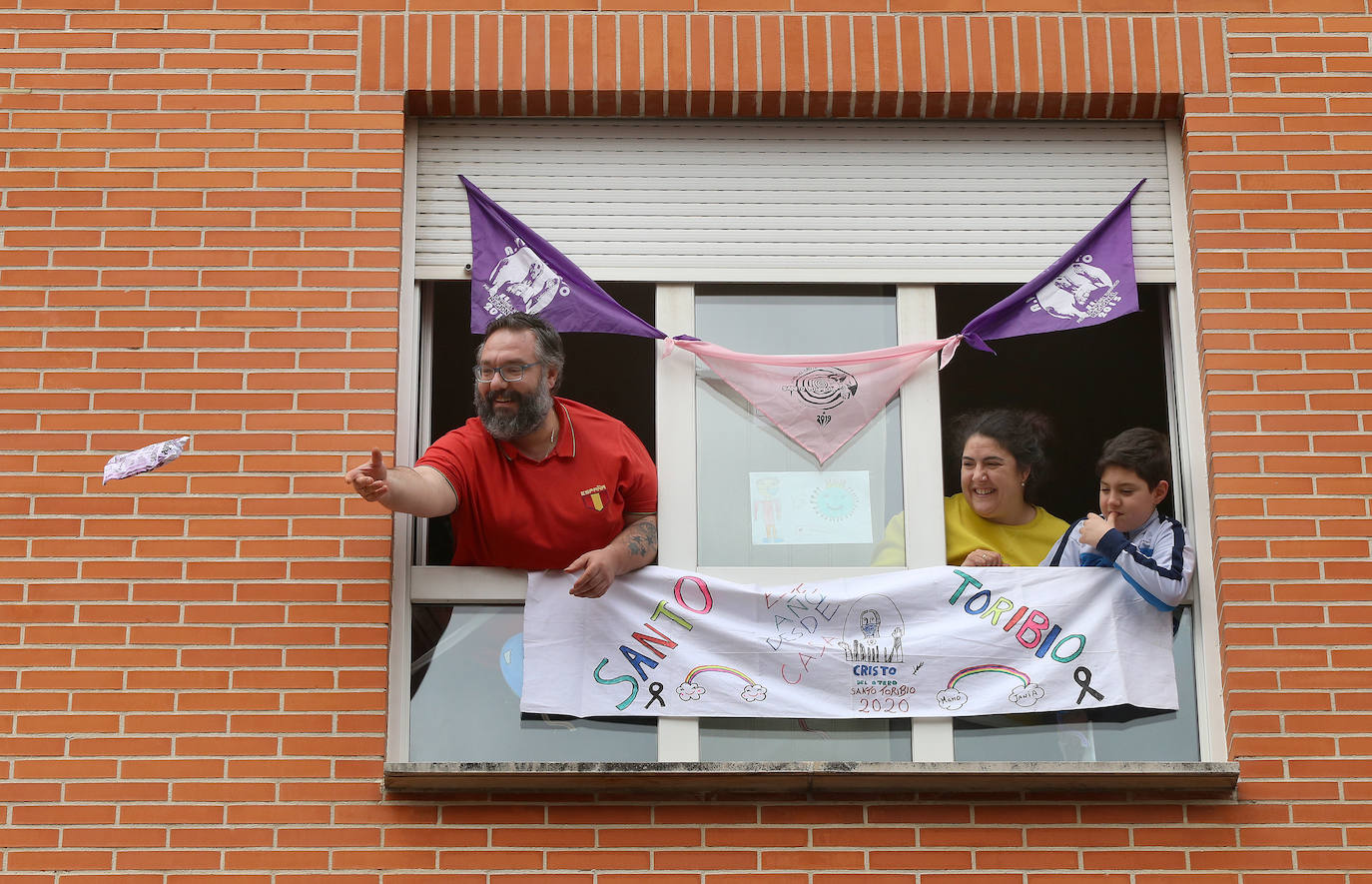 Los vecinos del Cristo vivieron la fiesta en sus balcones tras el desfile de la Policía Local. 