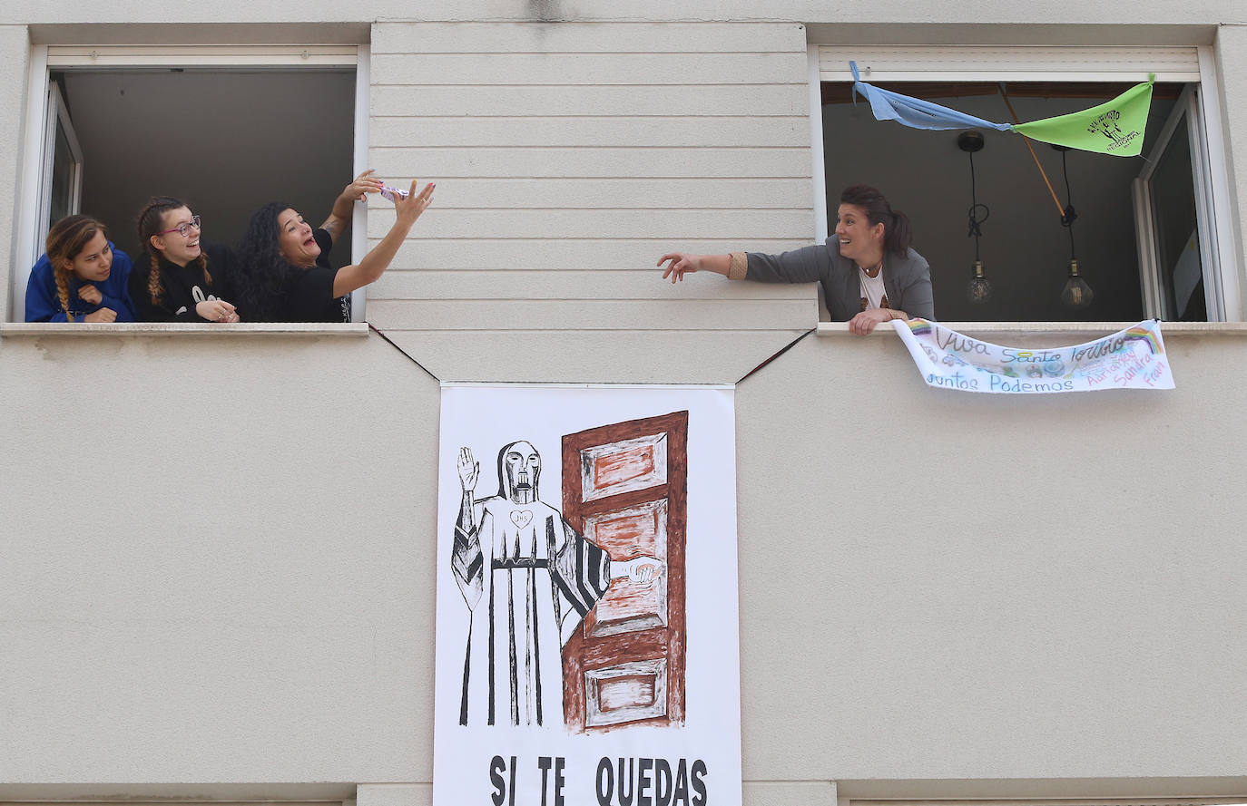 Los vecinos del Cristo vivieron la fiesta en sus balcones tras el desfile de la Policía Local. 