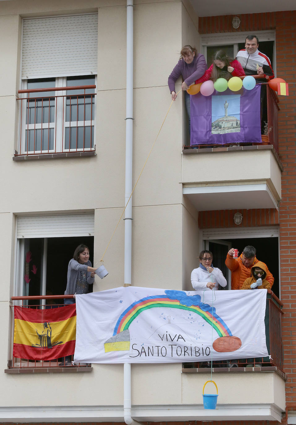 Los vecinos del Cristo vivieron la fiesta en sus balcones tras el desfile de la Policía Local. 
