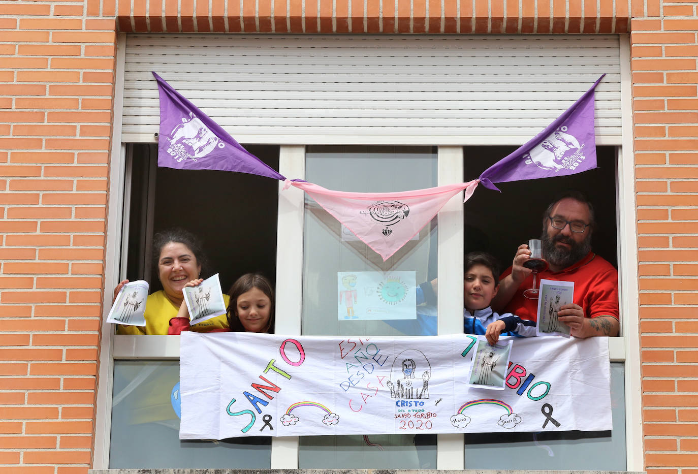 Los vecinos del Cristo vivieron la fiesta en sus balcones tras el desfile de la Policía Local. 