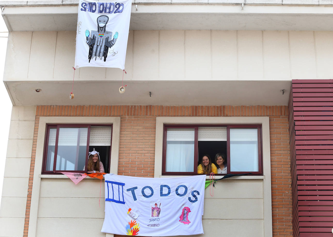 Los vecinos del Cristo vivieron la fiesta en sus balcones tras el desfile de la Policía Local. 
